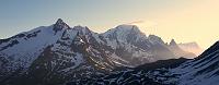 Photo 044 Du col de la Seigne et l'Aiguille des glaciers aux Grandes Jorasses. Il est 6h20: un petit nuage se forme sur le Mt Blanc.